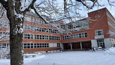 Rød teglsteinsfasade på skolebygg.