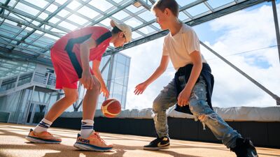 Gutter som spiller basket.