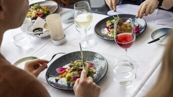 To personer spiser på restaurant