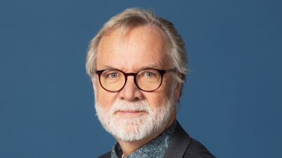 Bydelsdirektør Odd Rune Andersen ser i kamera med et alvorlig uttrykk i ansiktet.