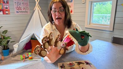 Pedagogisk leder Marthe Arnesen viser noen av lekene de har i barnehagen