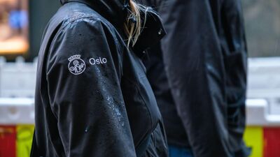 Nærbilde av skulderen til to personer. Den ene med Oslo-logoen.