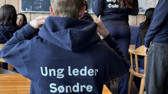 Bildet viser kursdeltakere  med genser med ung leder søndre på.