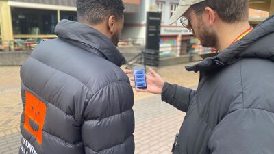 Utekontakaten tester ut en ny applikasjon på mobil.