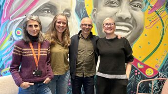 Fire personer, tre kvinner og en mann for et fargerikt veggmaleri.