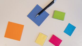 Illustrasjon av post-it-lapper i forskjellige farger