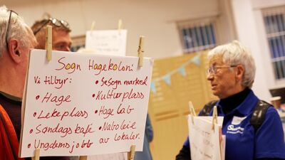 Alle deltagere på frivilligbørs bører plakater med tjenester de tilbyr og etterspør