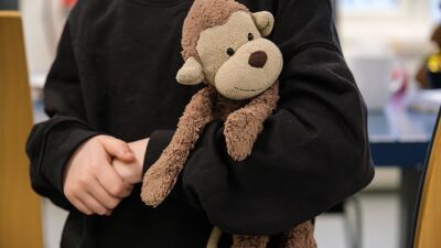 Bilde av et barn med kosedyr