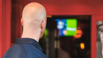 Ryggen til en uniformert ansatt i Brann- og redningsetaten.