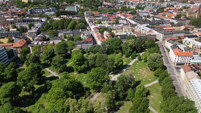 Dronefoto av Sofienbergparken og Grünerløkka.