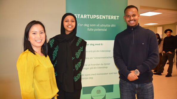 Prosjektleder for Startupsenteret, med Ilwaad (18) og Ridwan (18) som skal delta på Startup-programmet.