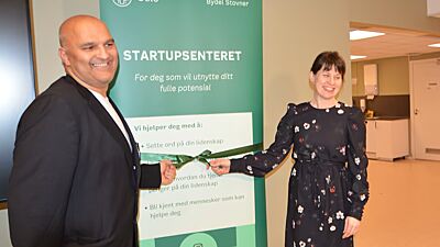 Rashid Nawaz, leder for Stovner bydelsutvalg, og Rina Mariann Hansen, byråd for arbeid, integrering og sosiale tjenester, sto for den offisielle åpninga av Startupsenteret.