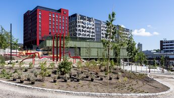 Front bilde av Løren aktivitetsparken og flebrukshallen i en solfylt dag.