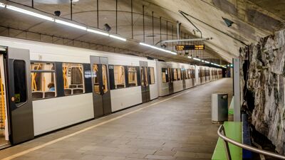Bildet viser t-banevogner på en stasjon.