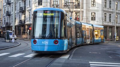 404 trikken kjører nedover gaten.