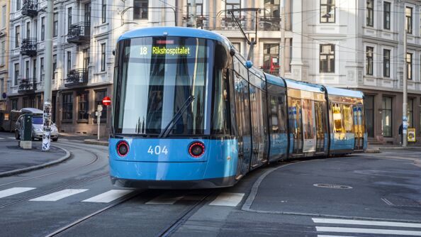404 trikken kjører nedover gaten.