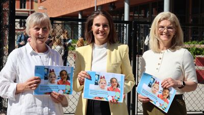 Barnehagestyrer Marit Heesbråten, byråd Julie Remen Midtgarden og rektor Merete Hansen i skolegården på Ruseløkka skole.