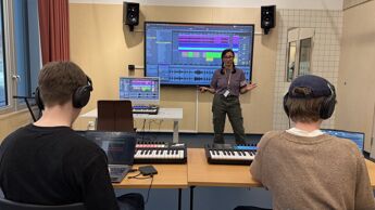 Linda Vidala under en time i musikkproduksjon på Oslo kulturskole