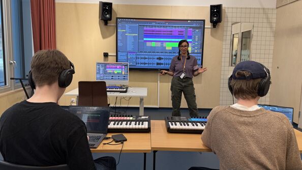 Linda Vidala under en time i musikkproduksjon på Oslo kulturskole