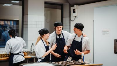 Elever på restaurant og matfag.