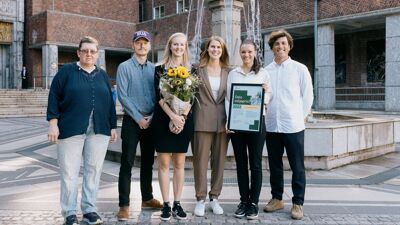Frivillige og ansatte fra BUA Oslo og byråd for miljø og samferdsel, Sirin Stav, med blomster og diplom foran Oslo rådhus