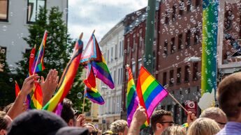 Pride-flagg og såpebobler i parade.