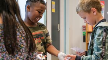 Barn leker butikk pa Teglverket skole.