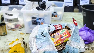 Revnet avfallspose på bord