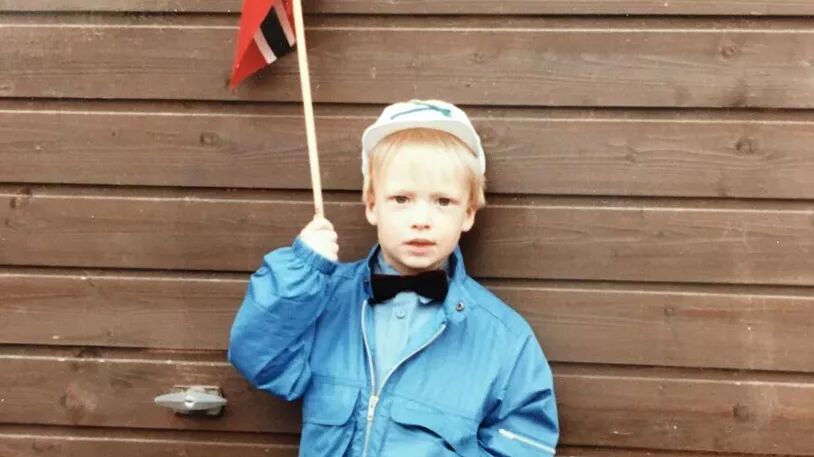 Liten gutt med norsk flagg