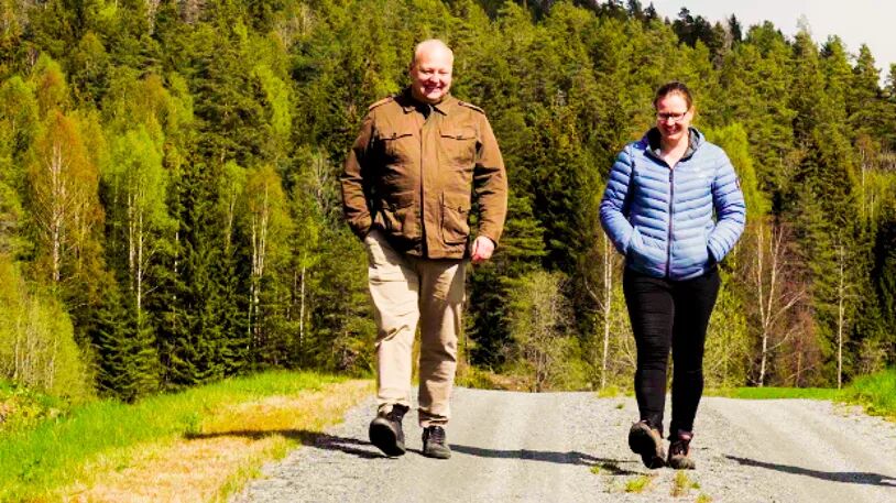 Mann og dame på skogssti