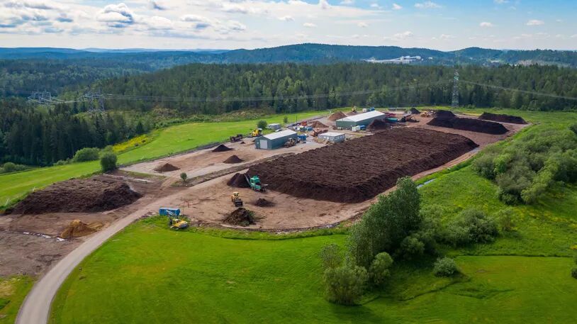Stor jordhaug sett på avstand