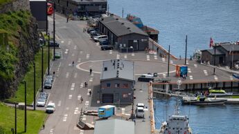 Oslo havn på dagtid med mennesker som går langs havnen.