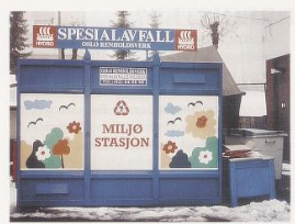 Blå container med skilt for spesialavfall