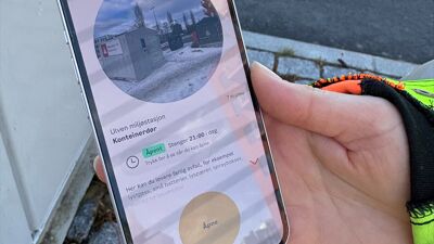 Hånd som holder en mobiltelefon