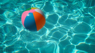 En badeball i et basseng.