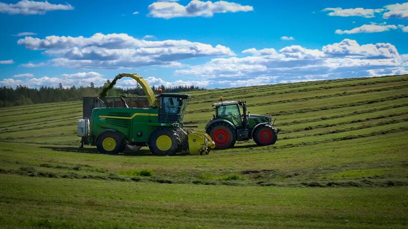 Traktor på åker