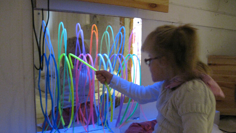 Barn leker med neonfargede spiraler