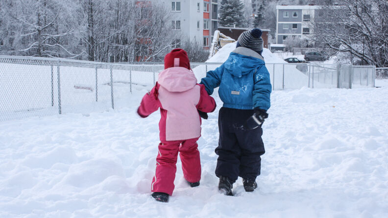 To barn leker i snøen