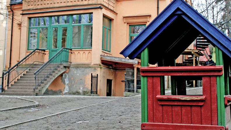 Oskar Braaten barnehage - bilde av bygget fra utelekeplassen