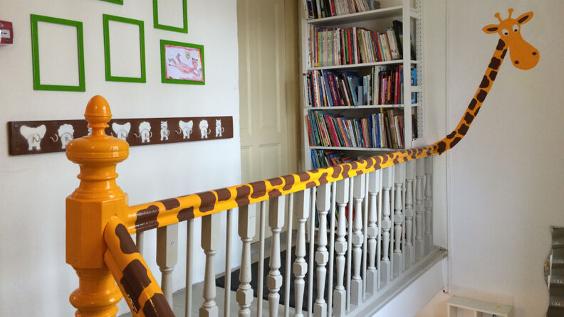 Vi har en giraff som bor i yttergangen