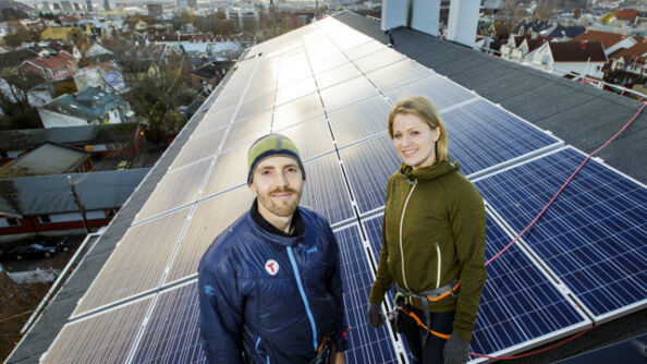 Lone Jessen og Per Lindberg har gjort Langgata 47 til Norges første borettslag med solceller. (Foto: Nyebilder.no)