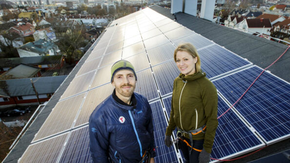 Lone Jessen og Per Lindberg har gjort Langgata 47 til Norges første borettslag med solceller. (Foto: Nyebilder.no) Lone Jessen og Per Lindberg har gjort Langgata 47 til Norges første borettslag med solceller. (Foto: Nyebilder.no)