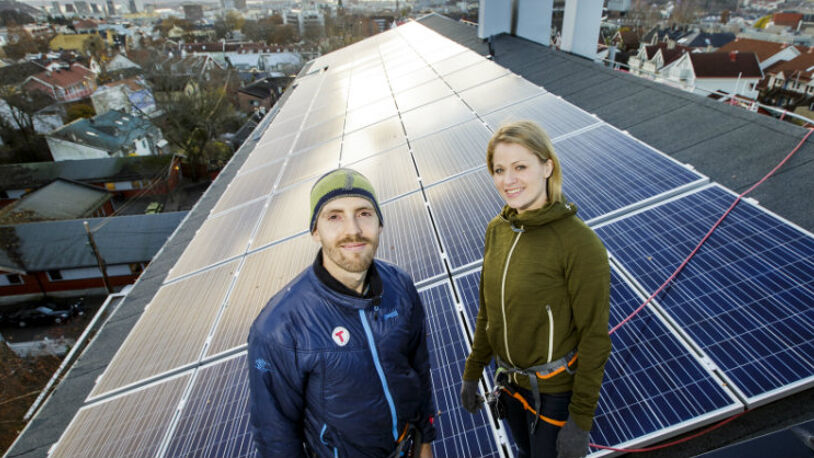 Lone Jessen og Per Lindberg har gjort Langgata 47 til Norges første borettslag med solceller. (Foto: Nyebilder.no)