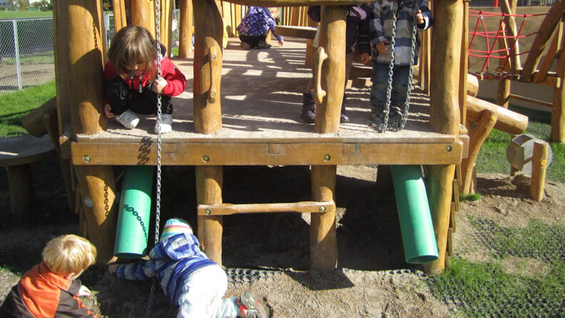 Flere barn som leker på sjørøverskipet