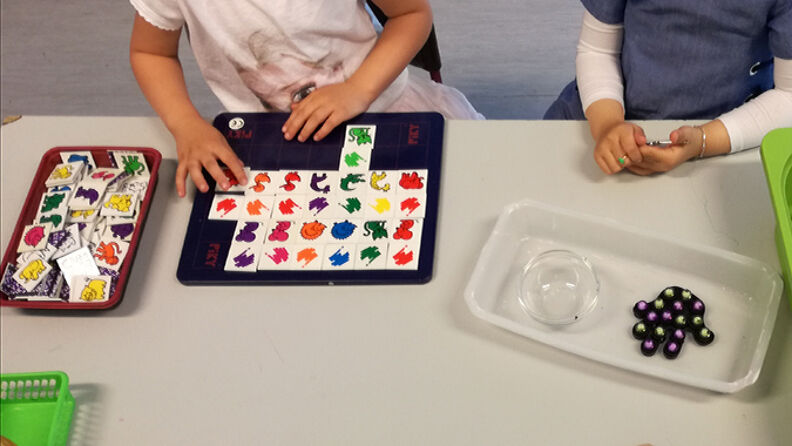 Barn leker og lærer med ulike pedagogiske leker og spill.