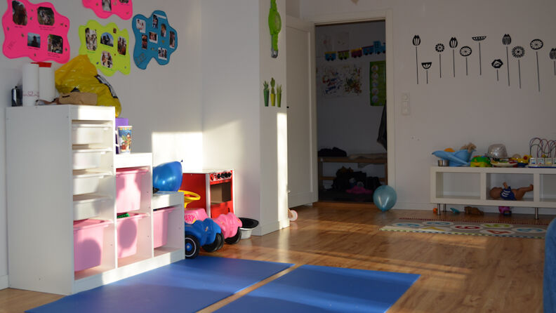 Bilde av leker oppstilt i et rom