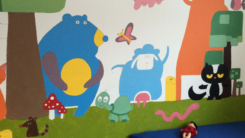 Barnetegning på veggen av ulike dyr i skogen