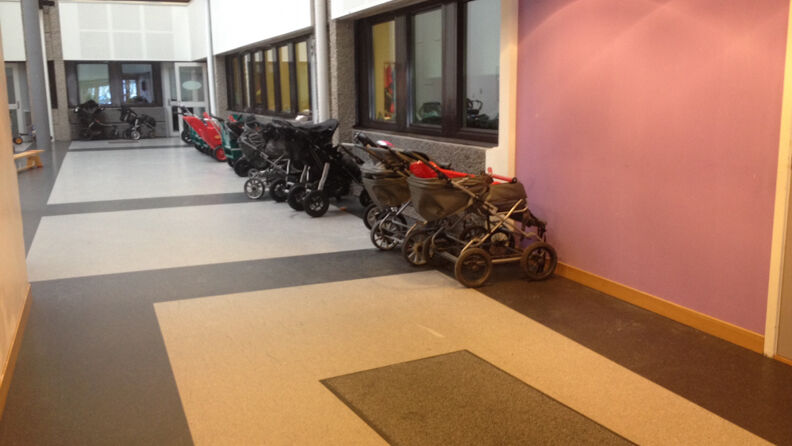 Gang med flere barnevogner oppstilt