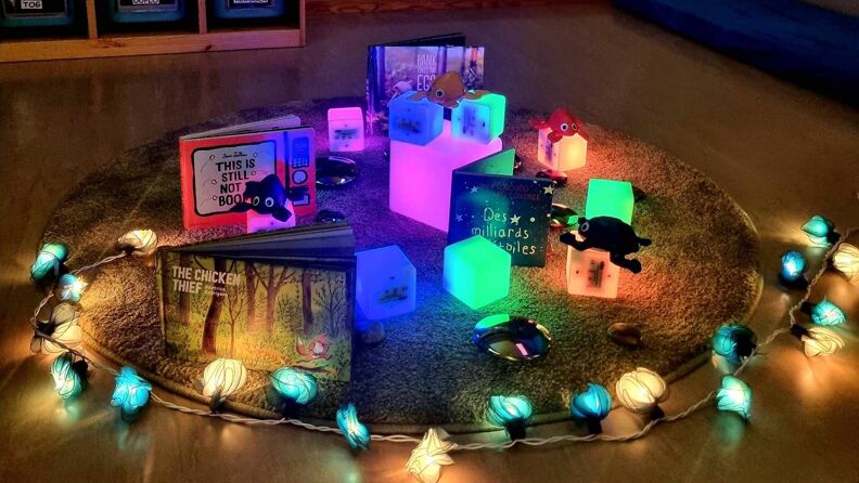 Klosser med lys, bøker og lysslynge.