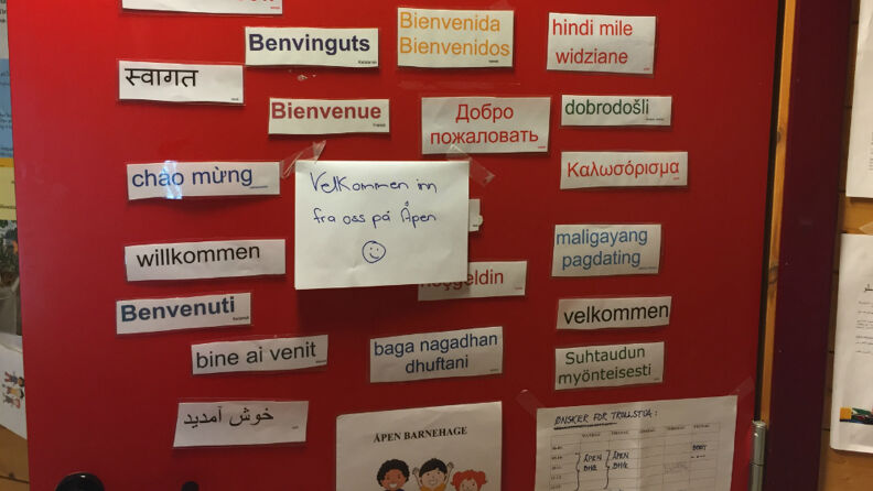 Rød tavle med ordet velkommen på mange språk